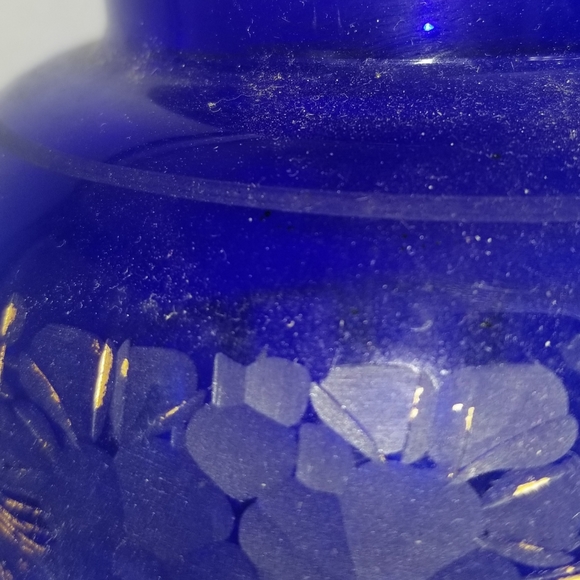 Blue Bohemian glass vase with gold trim and etched floral motif. - Picture 3 of 3